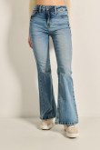 Jean flare azul claro con bota ancha y tiro alto