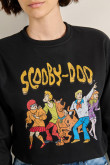 Buzo negro cuello redondo con diseño de Scooby-Doo