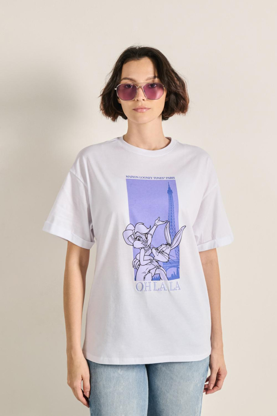 Camiseta blanca oversize manga corta con arte de Bugs Bunny
