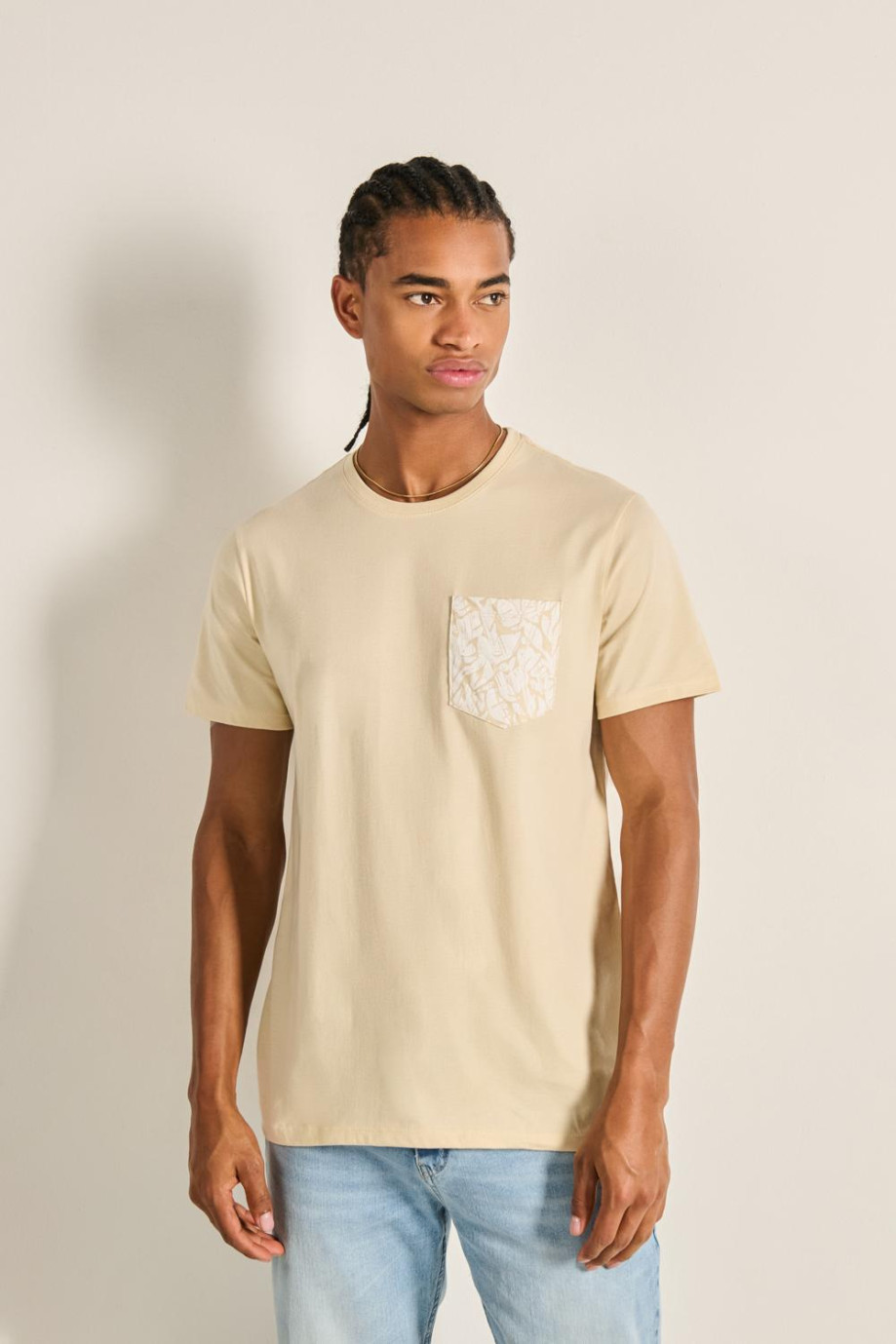 Camiseta manga corta unicolor con bolsillo estampado
