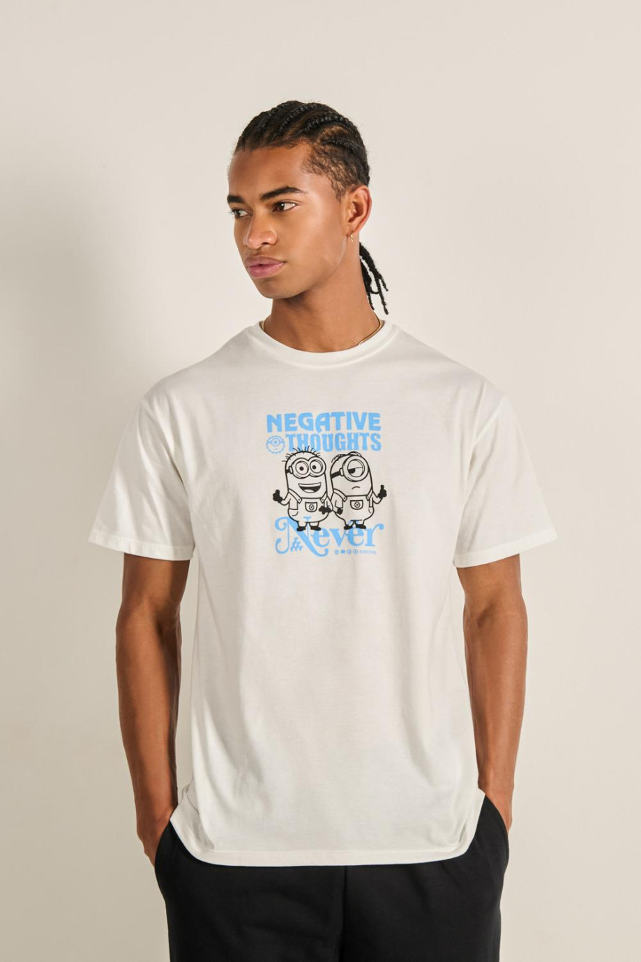 Camiseta crema clara con diseño de Minions y manga corta