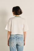 Camiseta crema oversize crop top con arte college y cuello V