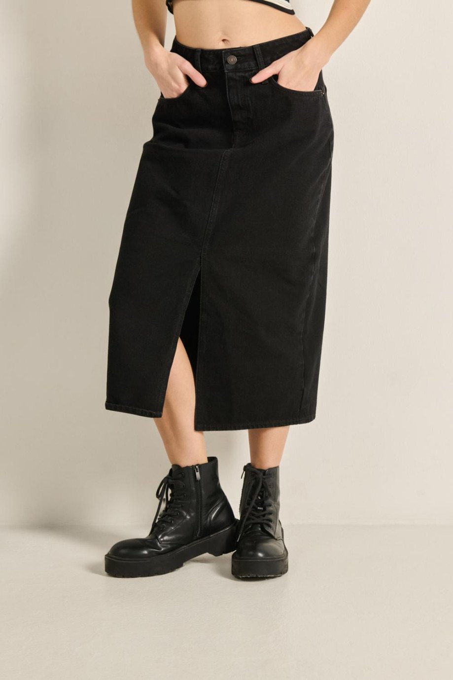 Falda negra larga en jean con tiro alto y abertura delantera