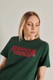 Camiseta unicolor crop top con diseño de Stranger Things