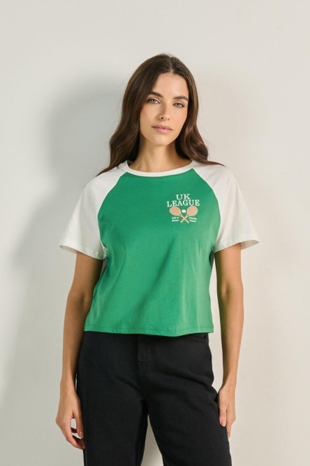 Camiseta verde con diseño college y manga ranglan corta