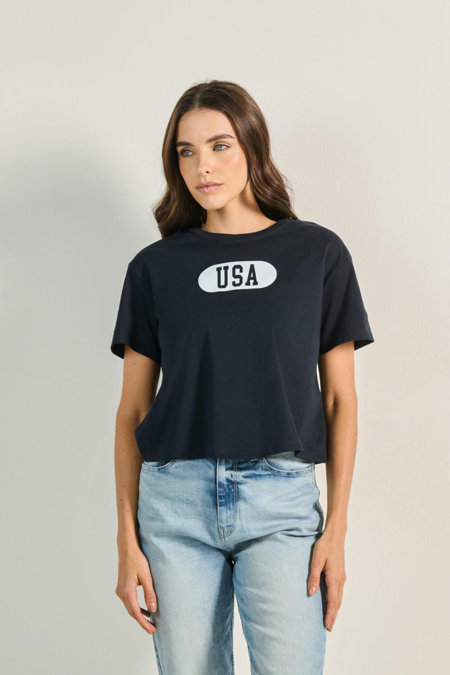 Camiseta crop top unicolor con diseño college de USA