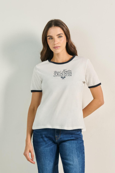 Camiseta crema manga corta con contrastes y diseño college