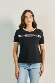 camiseta-para-mujer-manga-corta-cuello-y-punos-en-color-contraste-estampada-en-frente-estilo-racer