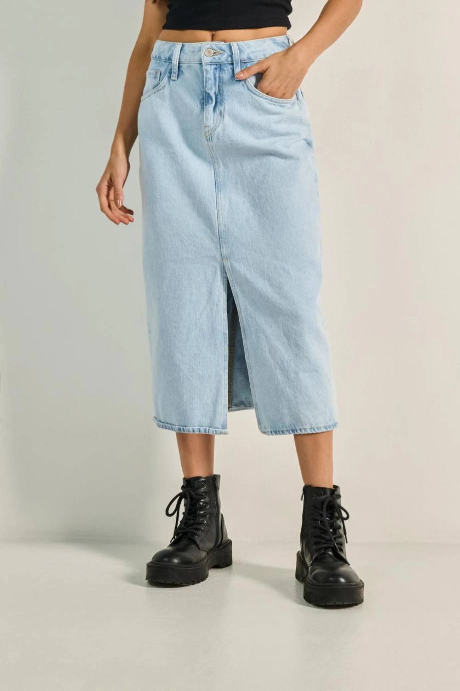 Falda larga azul en jean con abertura en frente y tiro alto