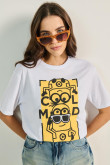 Camiseta blanca cuello redondo con diseño de Minions