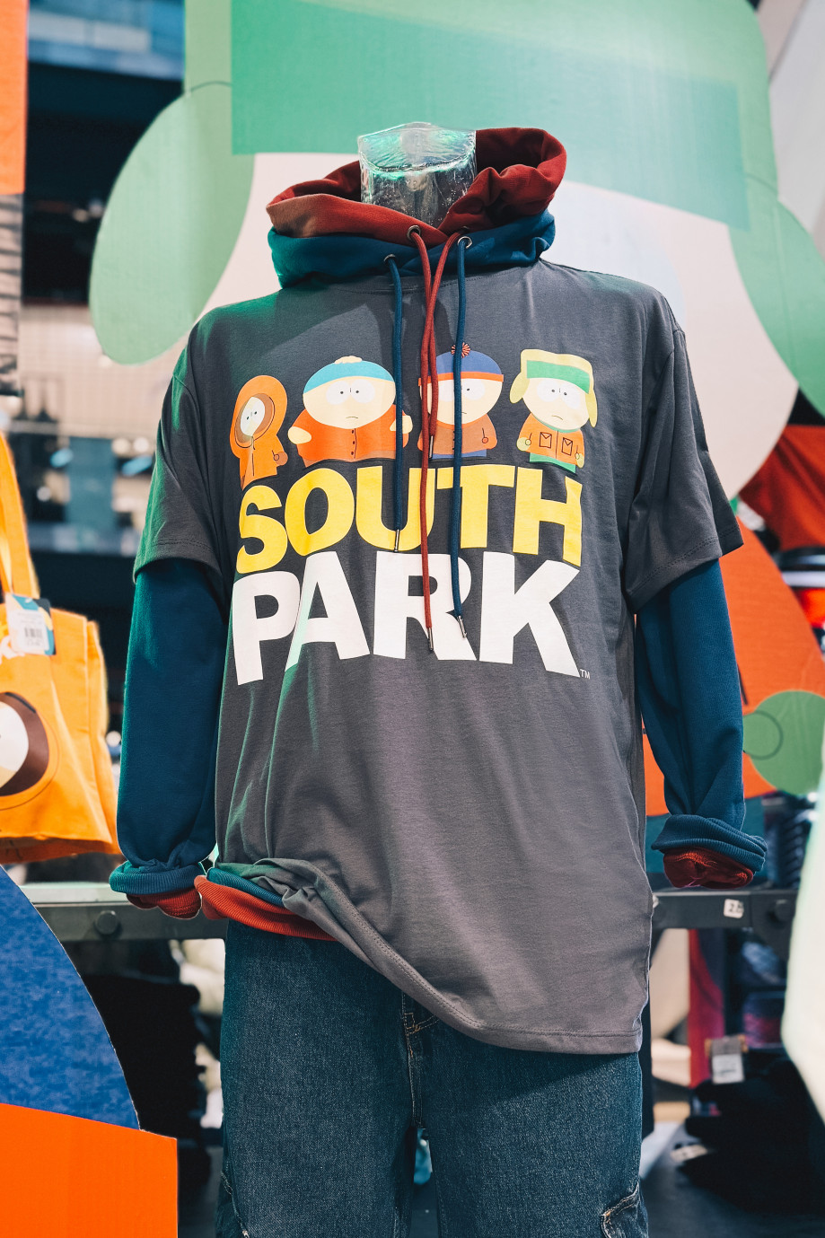 Camiseta gris con diseño de South Park y cuello redondo