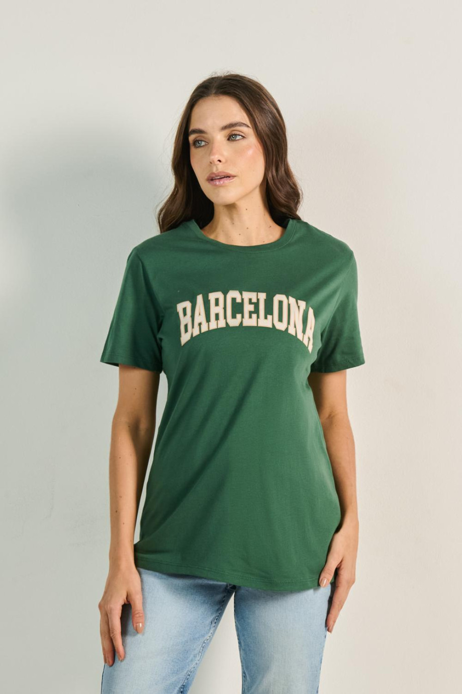 Camiseta unicolor con diseño college y cuello redondo