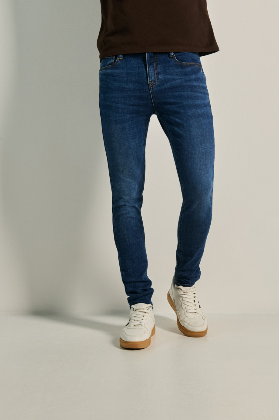 Jean súper skinny azul oscuro con tiro bajo y desgastes