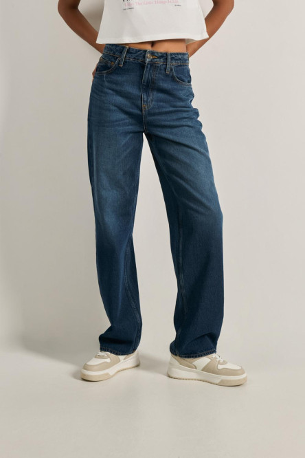 Jean azul oscuro tipo 90´S con bota recta y tiro alto