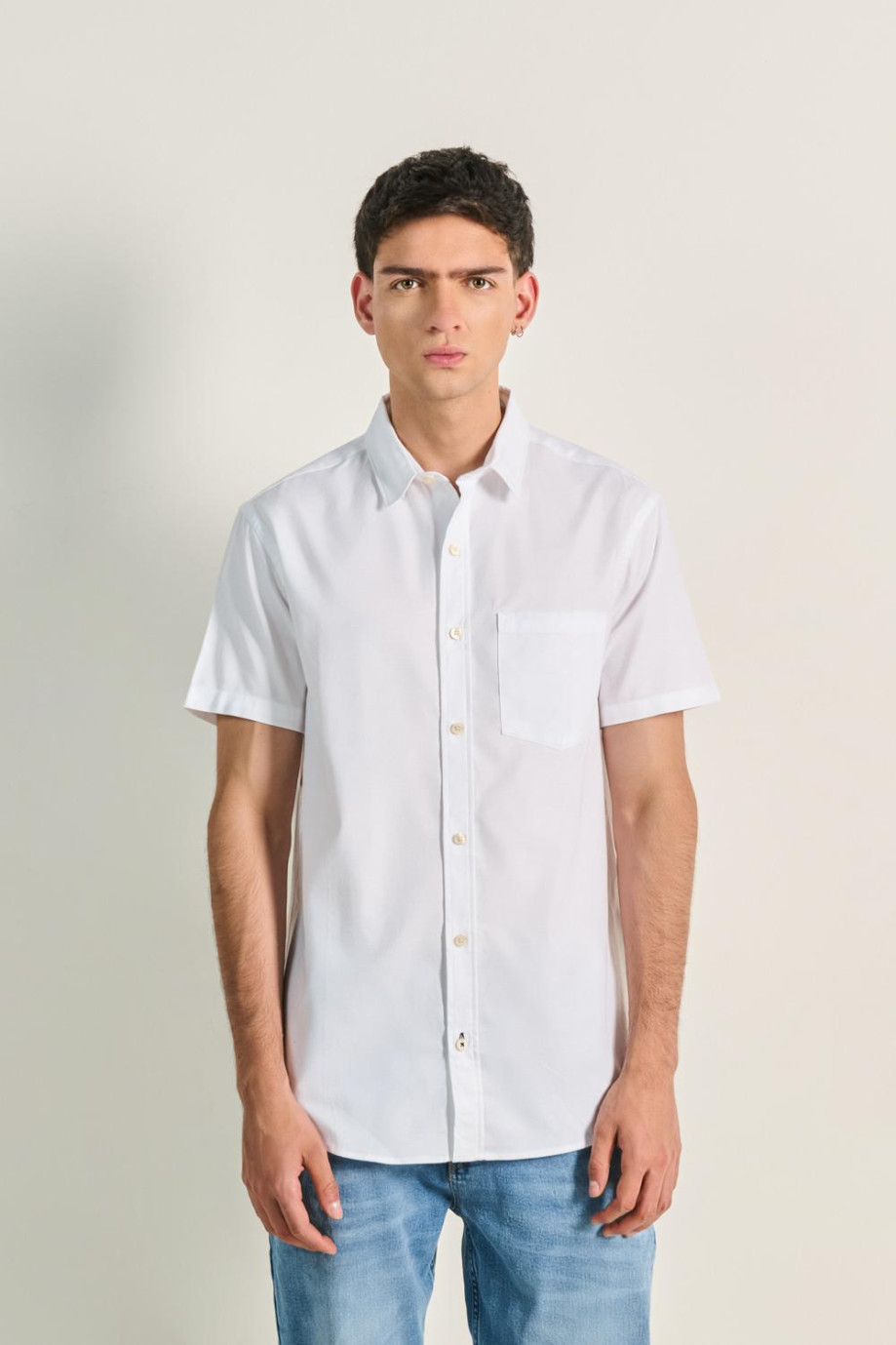 Camisa blanca manga corta con bolsillo en el pecho