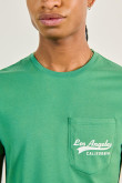 Camiseta unicolor cuello redondo con bolsillo y arte college