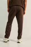 Pantalón unicolor jogger con bota recta y bolsillos