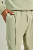 Pantalón unicolor jogger con bota recta y bolsillos