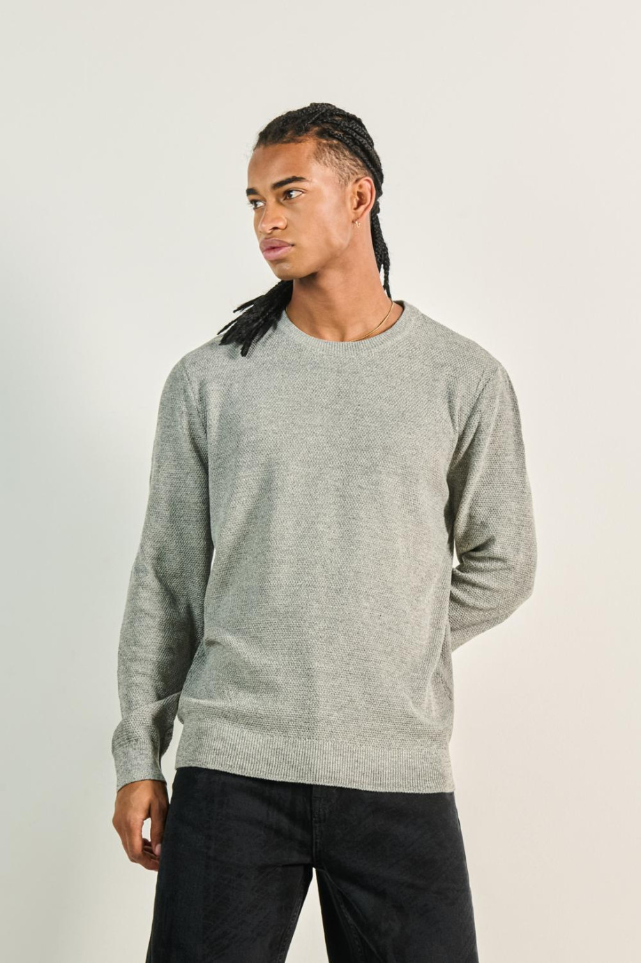 Suéter ajustado gris intenso tejido con cuello redondo