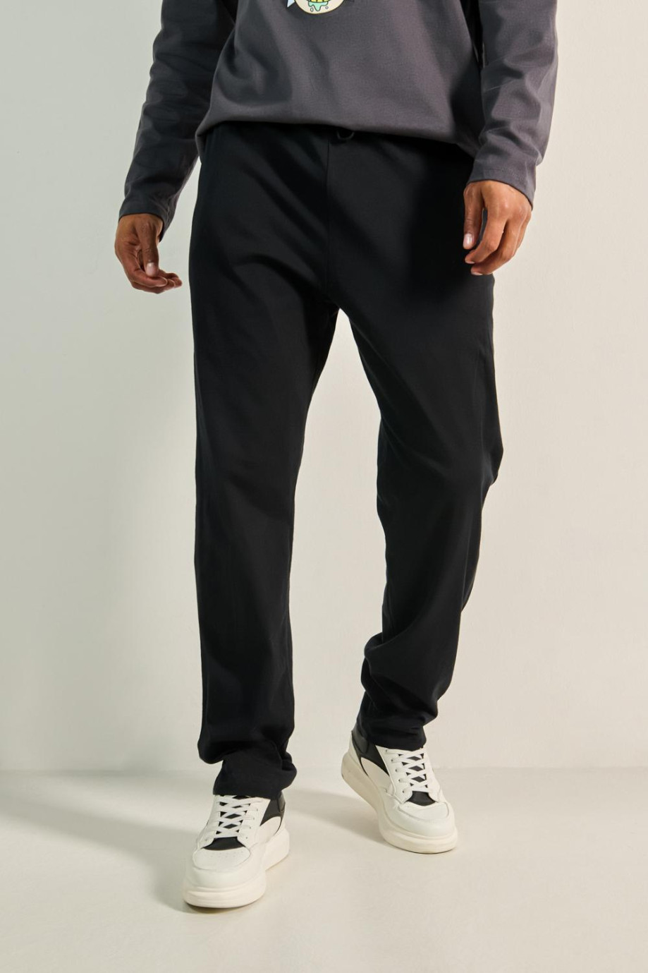 Pantalón negro tipo jogger con bota recta y bolsillos