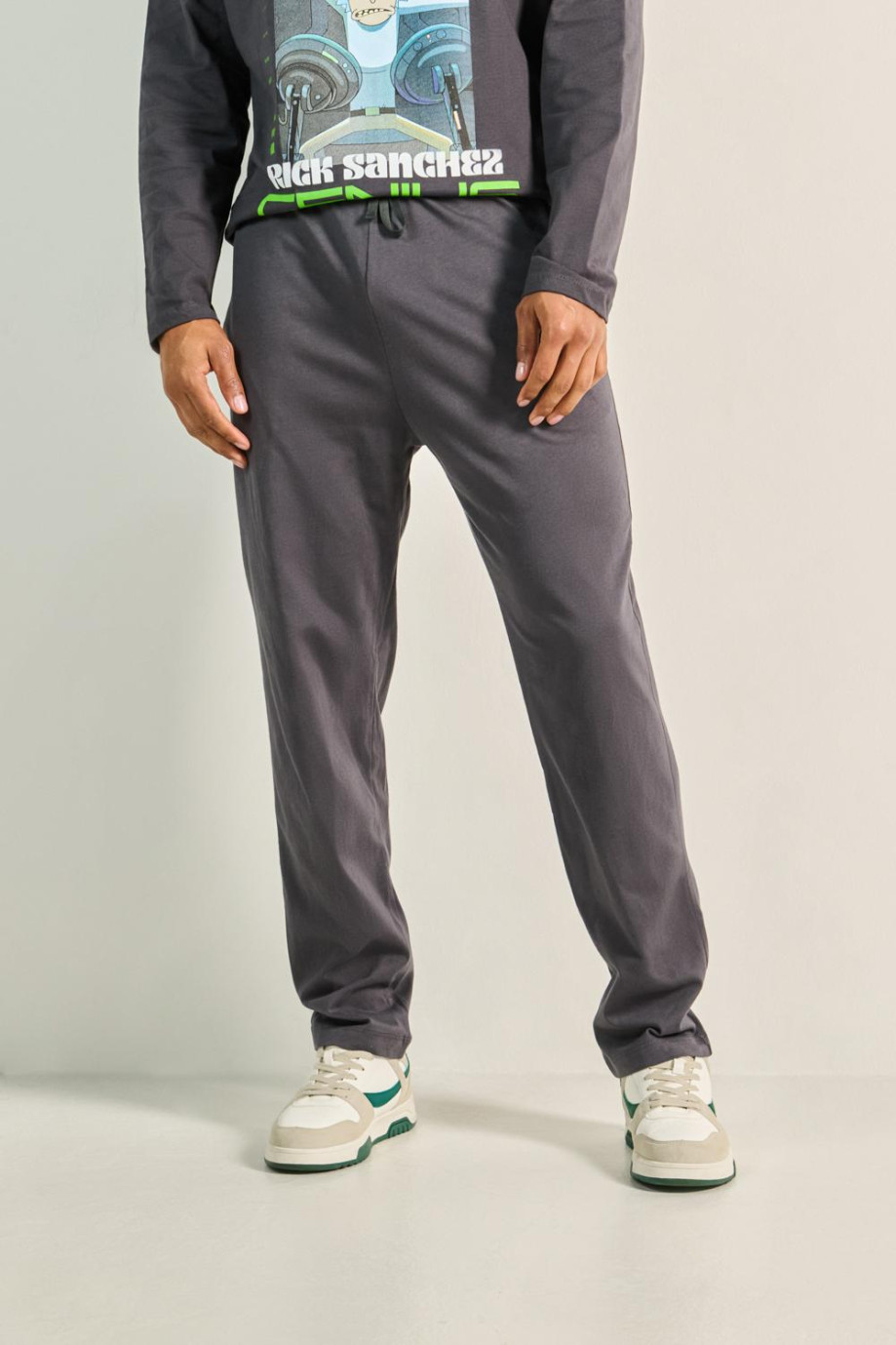 Pantalón jogger gris intenso con bolsillos y bota recta