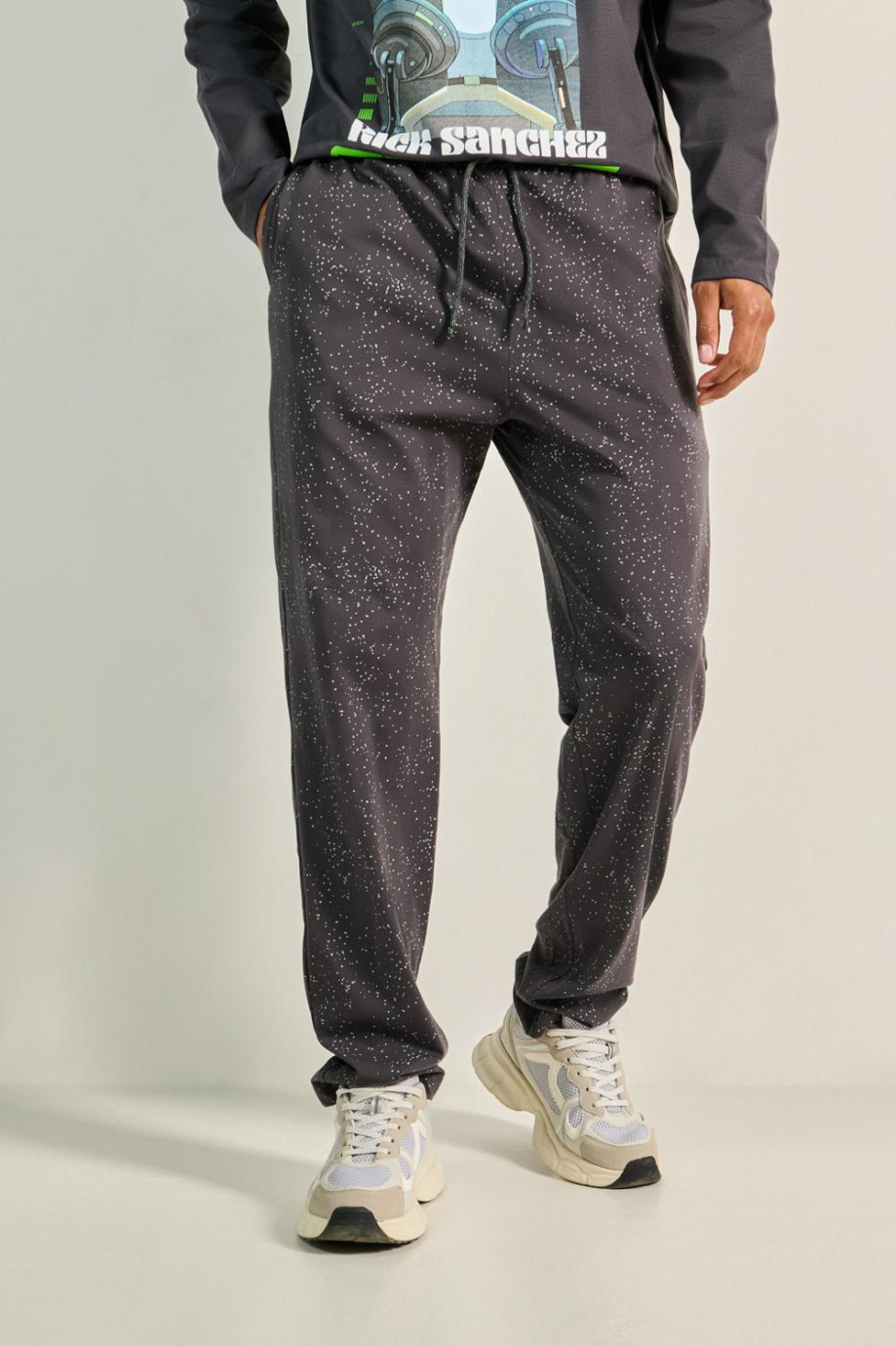 Pantalón jogger gris con diseños de Rick and Morty