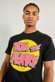 Camiseta negra con cuello redondo y diseño de Tom y Jerry