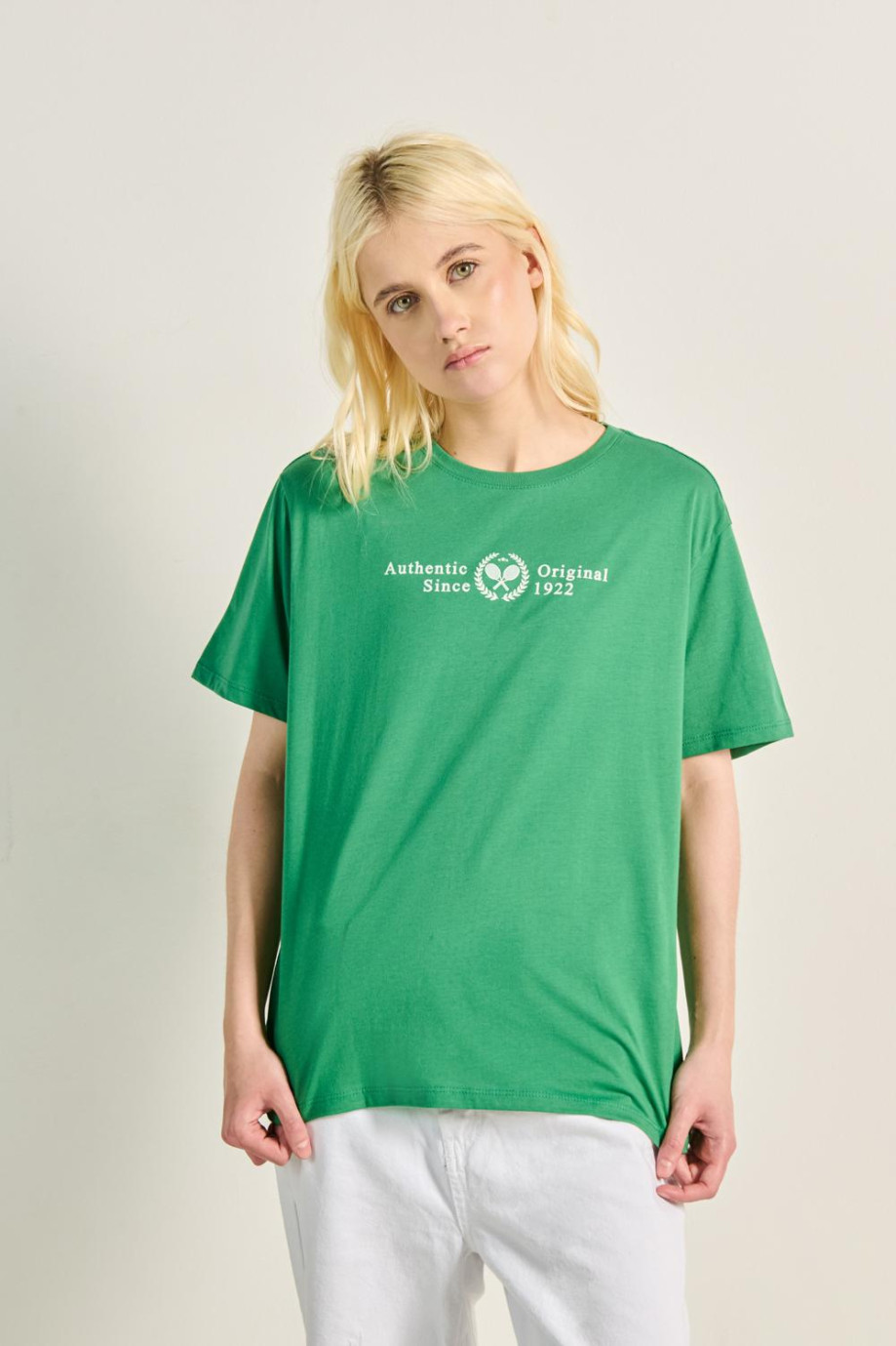 Camiseta verde con estampado college blanco y manga corta