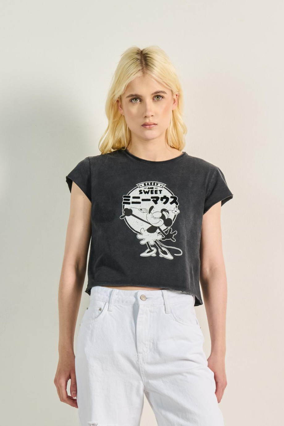 Camiseta negra crop top con diseño de Minnie y manga corta