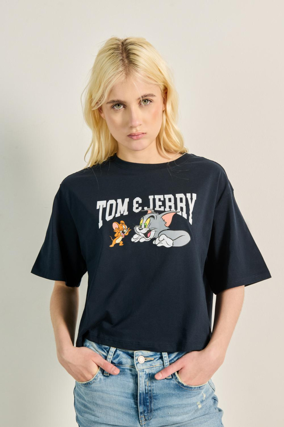 Camiseta oversize crop top azul con diseño de Tom y Jerry
