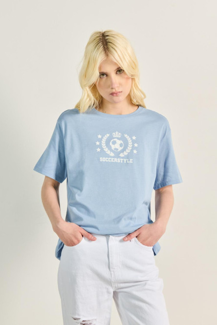 Camiseta azul clara con diseño college y manga corta