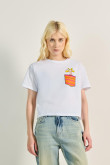 Camiseta crop top blanca con arte de Aventuras en Pañales