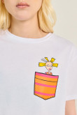 Camiseta crop top blanca con arte de Aventuras en Pañales