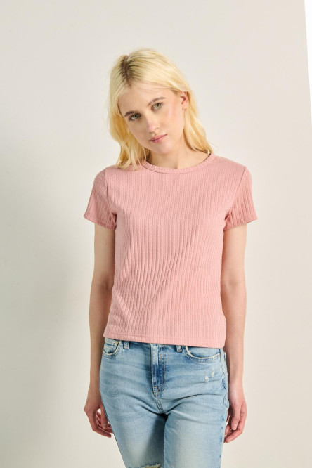 Camiseta rosada clara manga corta con texturas acanaladas