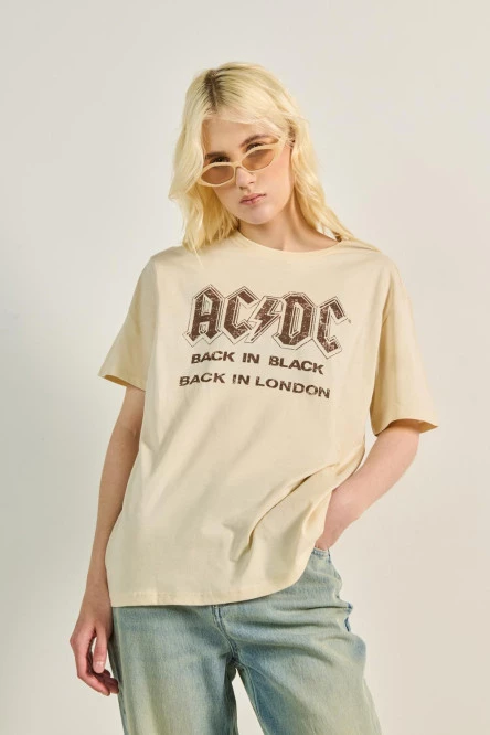 Camiseta kaki clara cuello redondo con diseño de AC/DC