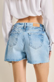 Short azul claro en jean tiro alto con rotos en frente