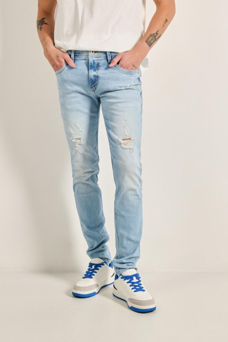 Jean azul claro skinny con rotos en frente y tiro bajo