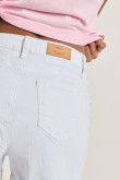 Short blanco en jean con bolsillos y tiro alto