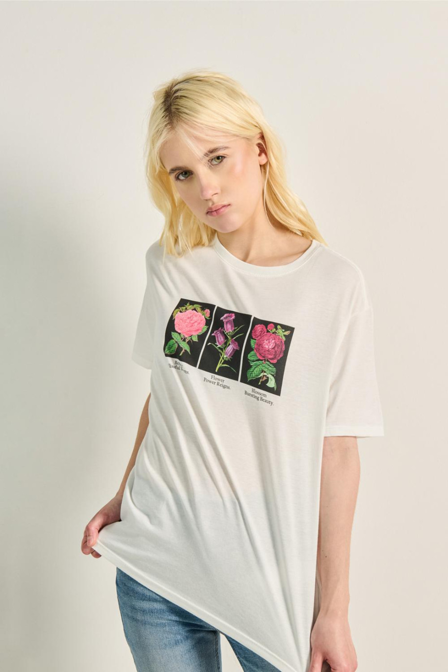 Camiseta unicolor cuello redondo con diseño floral