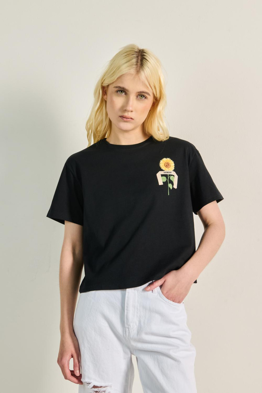 Camiseta crop top unicolor con diseño de flor en frente