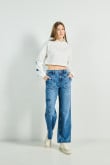 Buzo crop top crema oversize con capota y diseño college