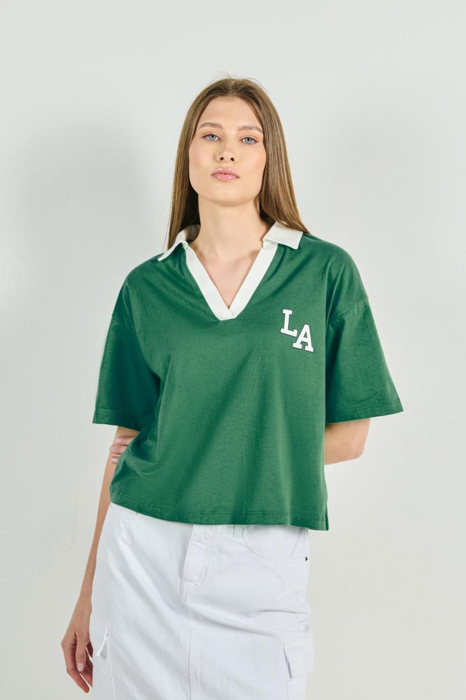 Camiseta oversize verde manga corta con diseño college
