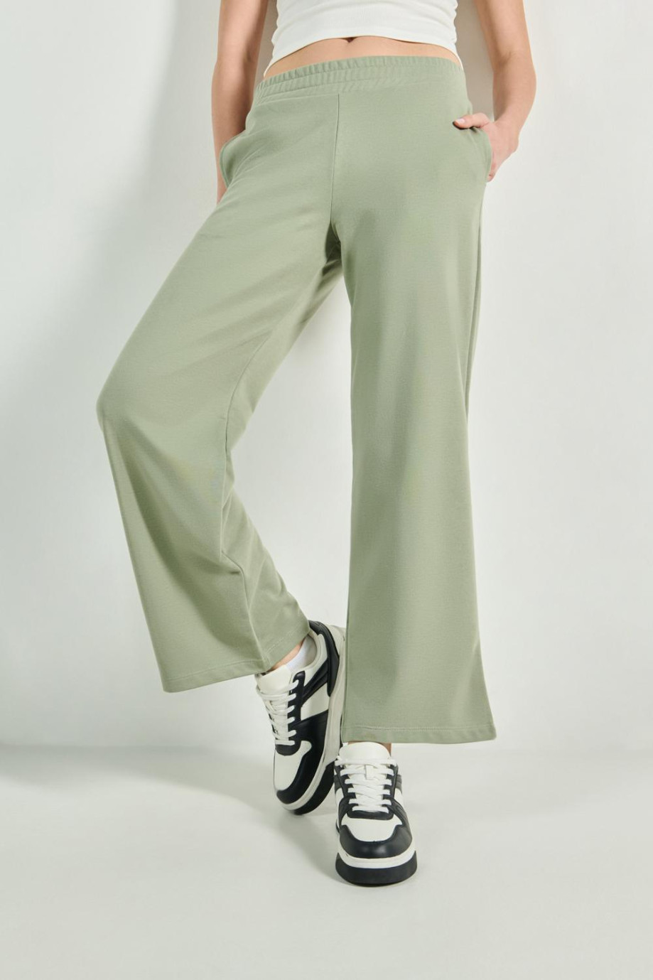 Pantalón jogger unicolor con bota recta y cintura elástica