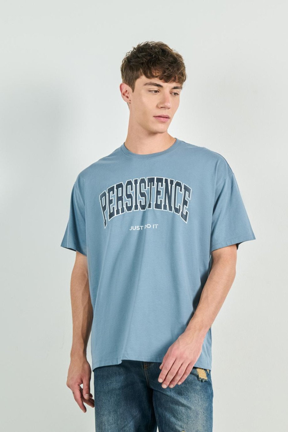 Camiseta azul cuello redondo oversize con frase en frente