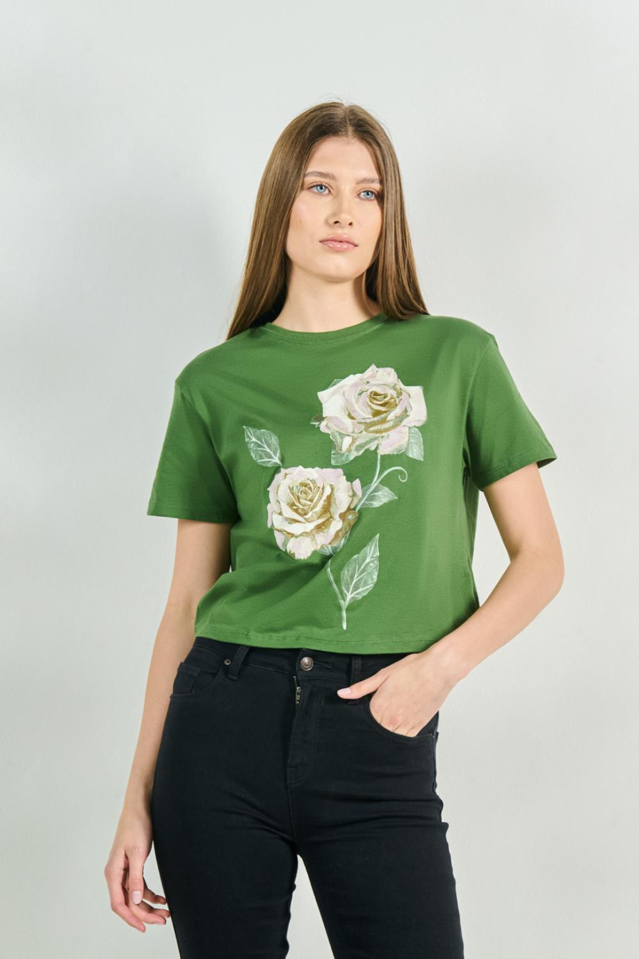 Camiseta unicolor crop top con diseño floral y manga corta
