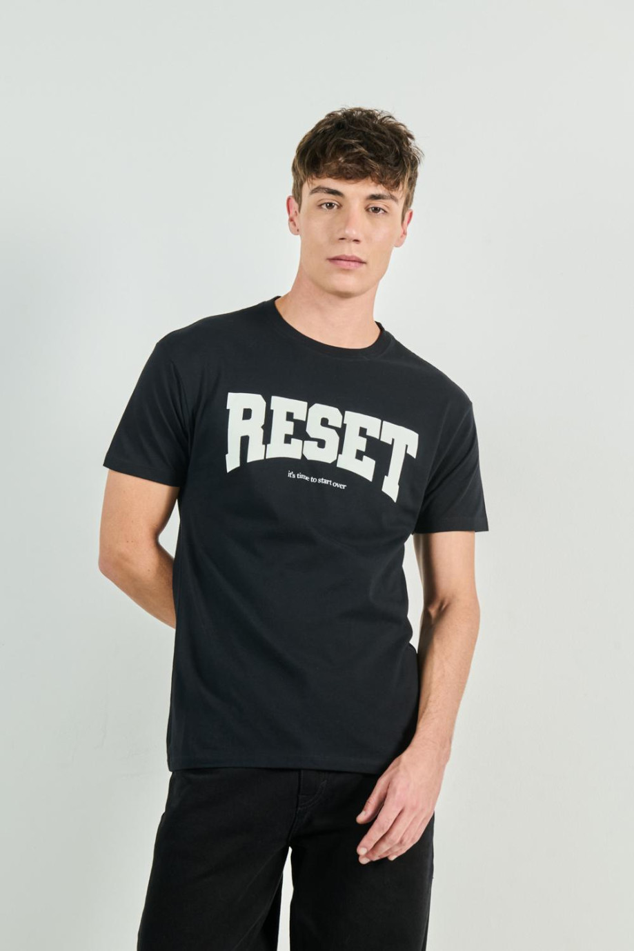 Camiseta negra manga corta con texto blanco estampado
