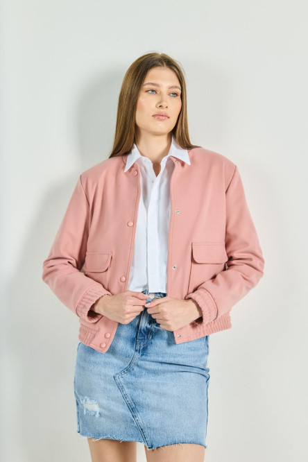 Chaqueta tipo crop top,  cierre con broches en frente, puños y bajos con elástico y bolsillos de parche.