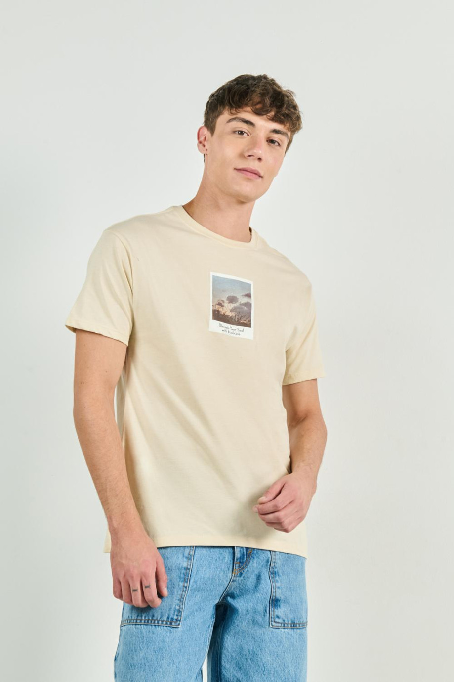 Camiseta cuello redondo unicolor con arte de paisaje
