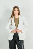 Blazer crema claro con doble botón y solapas de muesca