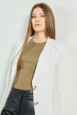 Blazer crema claro con doble botón y solapas de muesca